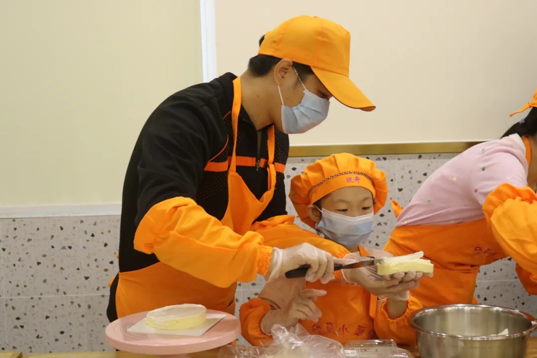 “自己做的蛋糕更好吃!” ――蛋糕DIY亲子培训活动记