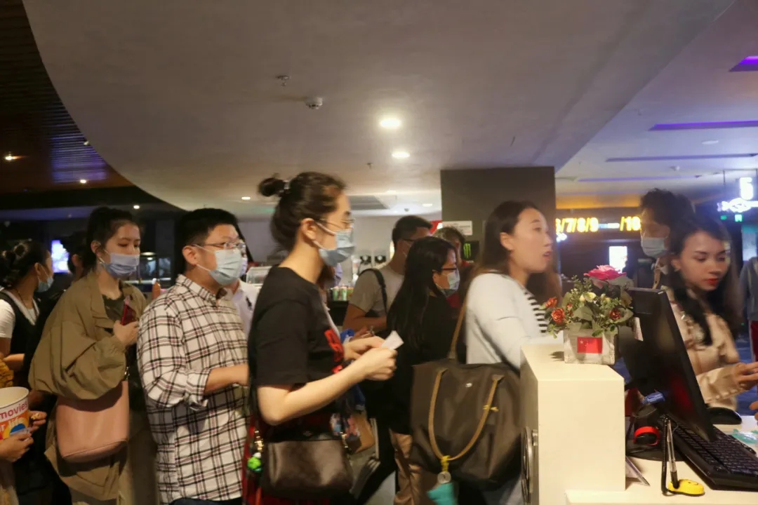 致敬英雄缅怀先烈，铭记历史奋进前行 ――海师工会组织教职工观看电影《金刚川》