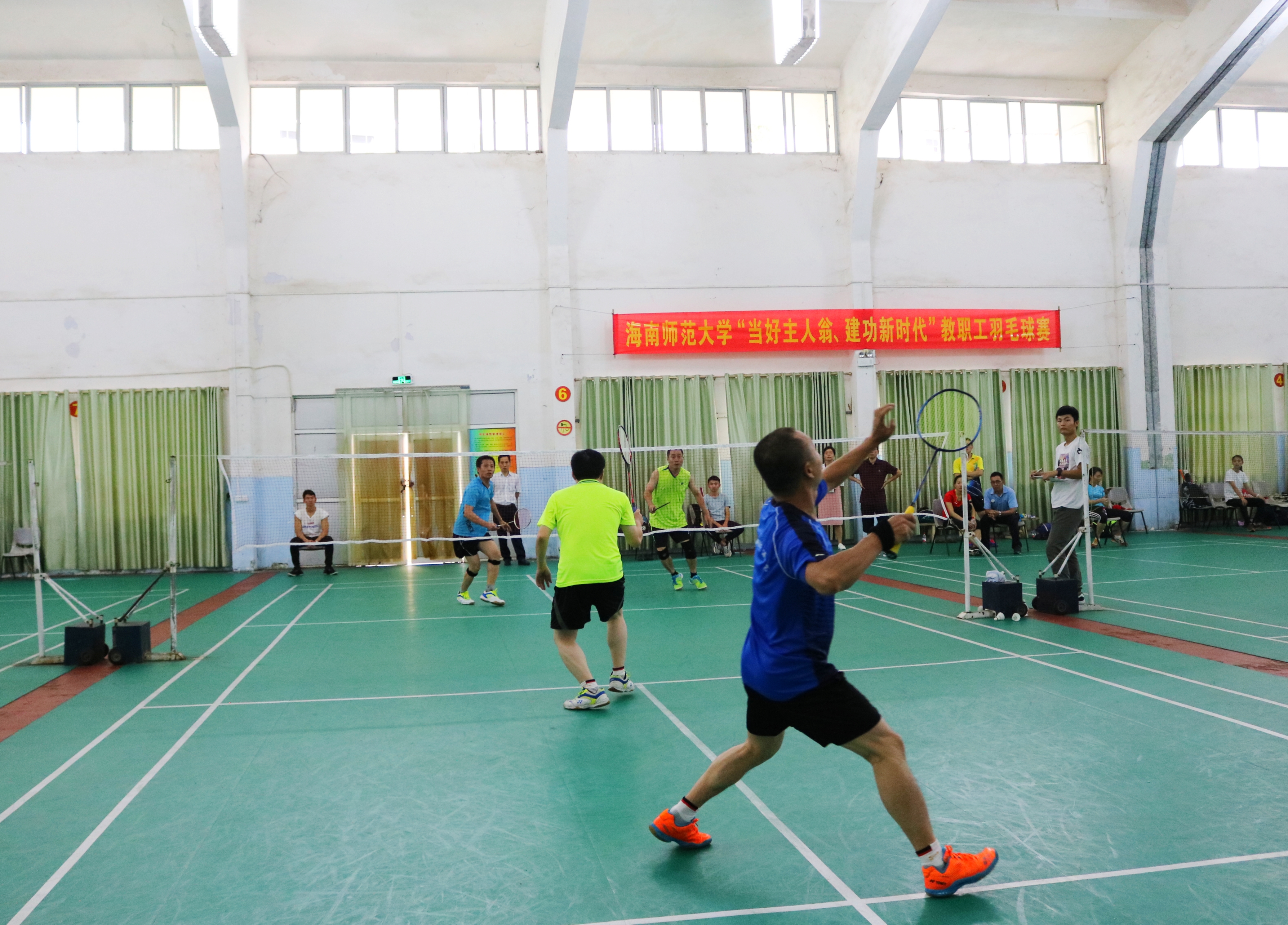 当好主人翁，建功新时代――海南师范大学教职工羽毛球赛精彩实录