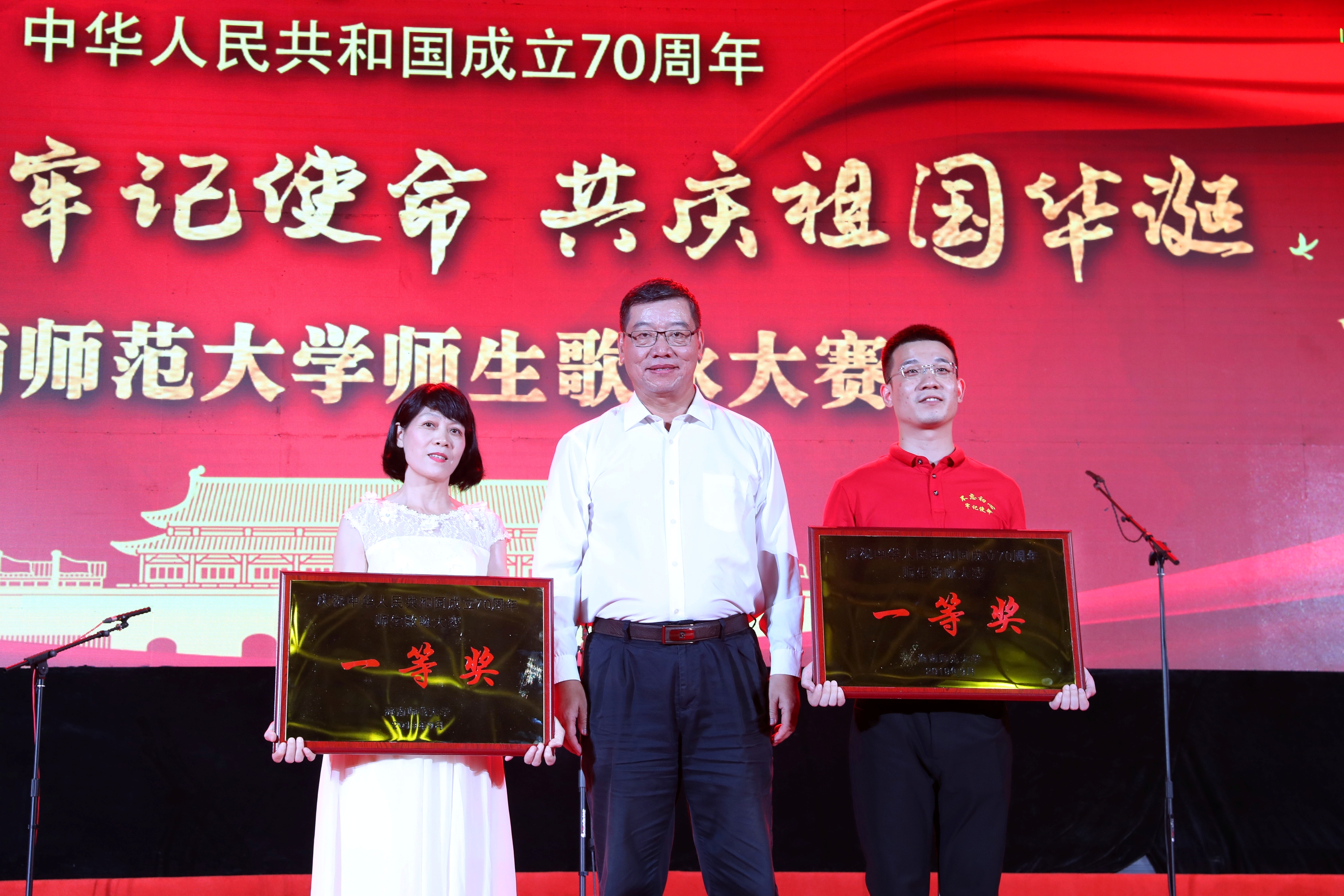 超燃！大型歌咏晚会为新中国庆生！